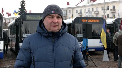 Латвійці передали Чернігову десять вживаних автобусів та п'ять авто для ЗСУ Латвійці передали Чернігову десять вживаних автобусів та п'ять авто для ЗСУ