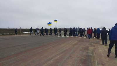 Трасу "Суми-Харків" перекрили члени спілки перевізників Сумщини Трасу "Суми-Харків" перекрили члени спілки перевізників Сумщини