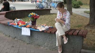 Ляльки, екоторбинки, квіти: 13-річна вінничанка "Мишка" збирає гроші на акумулятор для ЗСУ Ляльки, екоторбинки, квіти: 13-річна вінничанка "Мишка" збирає гроші на акумулятор для ЗСУ