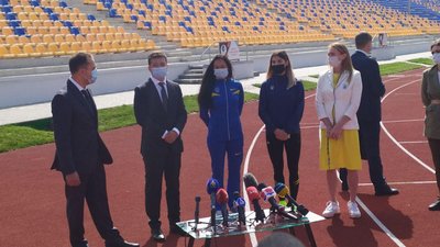 Зеленський на Прикарпатті: перевірив дорогу, відкрив стадіон