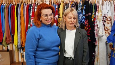 Сумська дизайнерка створила колекцію українського одягу "Вишиванки війни" Сумська дизайнерка створила колекцію українського одягу "Вишиванки війни"