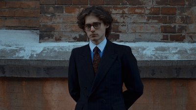 Олександр Шпінчевський продає у Львові вінтажний класичний одяг