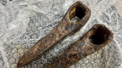 Київські митники запобігли вивезенню середньовічних знарядь праці до Америки Київські митники запобігли вивезенню середньовічних знарядь праці до Америки