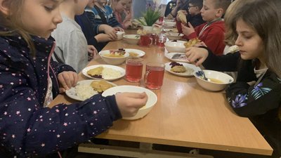 "Ми приходимо у 3-4 години ночі, готуємо". Як працює їдальня в Ужгородській школі в умовах війни "Ми приходимо у 3-4 години ночі, готуємо". Як працює їдальня в Ужгородській школі в умовах війни