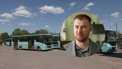 Олександр Ломако на фоні маршрутного автобуса у Чернігові