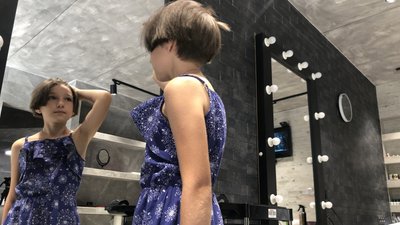 "Я хотіла зробити свій внесок у перемогу": 10-річна дівчинка з Одещини обрізала волосся, аби допомогти ЗСУ "Я хотіла зробити свій внесок у перемогу": 10-річна дівчинка з Одещини обрізала волосся, аби допомогти ЗСУ