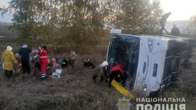 На Полтавщині перекинувся автобус з пасажирами: 11 людей доставили до лікарні На Полтавщині перекинувся автобус з пасажирами: 11 людей доставили до лікарні