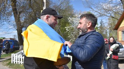 Звільненого з російського полону бійця Василя Новака зустріли на Рівненщині