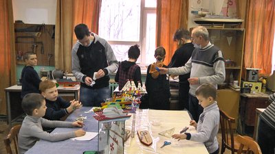 У Маріуполі діти моделюють кораблі та вітрильники У Маріуполі діти моделюють кораблі та вітрильники