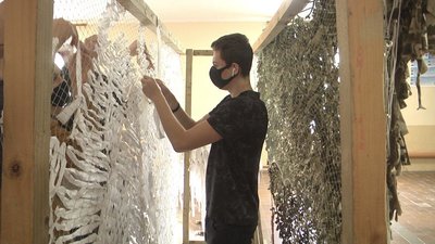 Чернівецькі студенти роблять маскувальні сітки для військових та захисні щитки для медиків