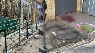 Квіти на місцях загибелі містян. Наслідки обстрілів у Миколаєві