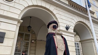 Левів біля львівської Ратуші одягнули у мантії