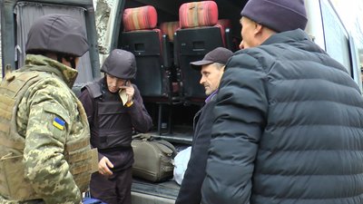 З Бахмута поліцейські евакуювали родину, яка пережила авіаудар