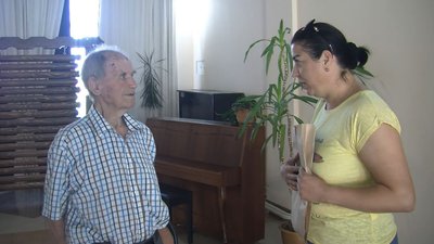 Мріяв про вишиванку: 92-річному переселенцю з Лисичанська подарували національне вбрання Мріяв про вишиванку: 92-річному переселенцю з Лисичанська подарували національне вбрання