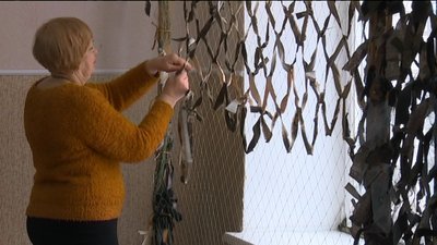 Сумські волонтерки, що плетуть маскувальні сітки для фронту, переїхали
