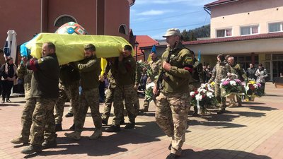 На Закарпатті попрощалися із полеглим на війні Михайлом Бабіжаєвим