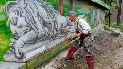 Дмитро малює стінопис "Каштановий сквер" Дмитро малює стінопис "Каштановий сквер"