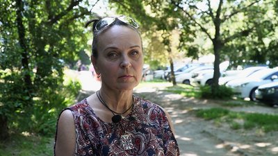 Плете килимки, щоб допомогти ЗСУ: історія переселенки з Херсона, яка переїхала до Чернігова