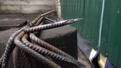НА ВИХІДНІ: Попит на передовій: черкаські волонтери виготовляють скоби для бліндажів
