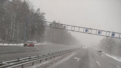 Житомирщину засипає снігом: спецтехніка і дорожники працюватимуть цілодобово Житомирщину засипає снігом: спецтехніка і дорожники працюватимуть цілодобово