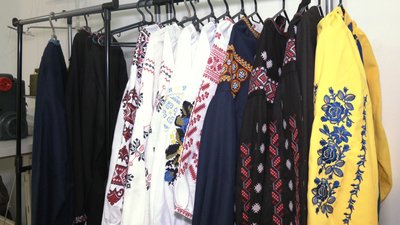 "Вишиванки, які знають за кордоном". Як подружжя Ткачуків у час війни облаштувало цех із пошиття етноодягу "Вишиванки, які знають за кордоном". Як подружжя Ткачуків у час війни облаштувало цех із пошиття етноодягу