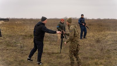 Вогнева підготовка та медицина. На Дніпропетровщині провели тактичні навчання для цивільних Вогнева підготовка та медицина. На Дніпропетровщині провели тактичні навчання для цивільних