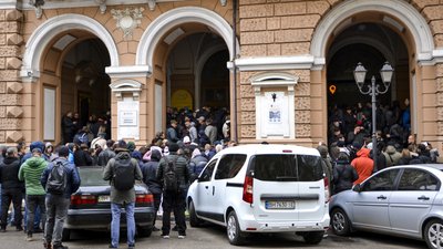 В Одесі за день розкупили тисячу марок "Русскій воєнний корабль". ФОТО В Одесі за день розкупили тисячу марок "Русскій воєнний корабль". ФОТО