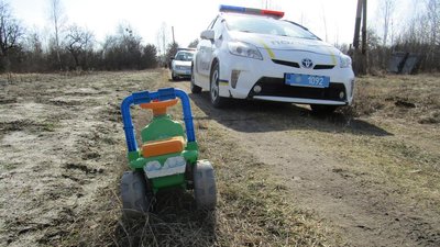 На Житомирщині поліцейські розшукали в лісі 2-річного малюка На Житомирщині поліцейські розшукали в лісі 2-річного малюка