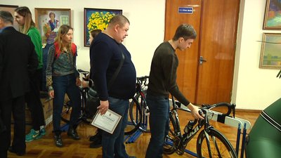 Житомирським спортсменам передали спорядження для тренувань