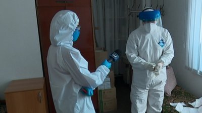 Лікарі швидкої Сум показали, як готуються до відвідин хворих на COVID-19 Лікарі швидкої Сум показали, як готуються до відвідин хворих на COVID-19