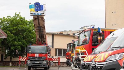 Франція передала Україні шість пожежних машин і сім карет швидкої