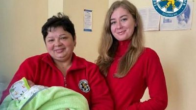 Медики з новонародженою дитиною