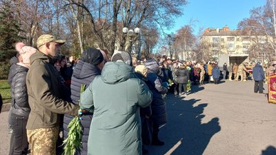 "Світла пам’ять всім героям": у Полтаві попрощалися із трьома захисниками України "Світла пам’ять всім героям": у Полтаві попрощалися із трьома захисниками України