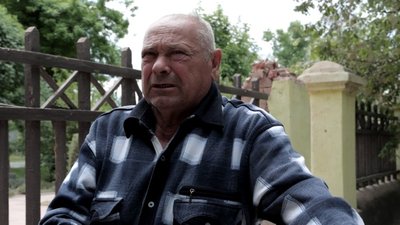 На Запоріжжі чоловік після кожного обстрілу знову і знову лагодить будинок