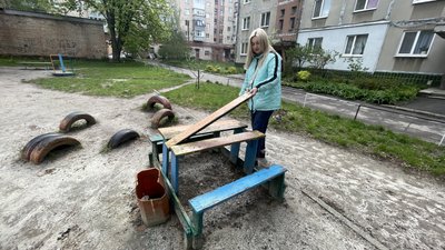 "Гойдалка впала взимку": жителі мікрорайону у Полтаві скаржаться на аварійний стан дитмайданчика "Гойдалка впала взимку": жителі мікрорайону у Полтаві скаржаться на аварійний стан дитмайданчика