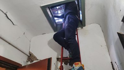 "Якщо піде злива, дах впаде на мою квартиру". Жителі середмістя Дніпра самотужки ліквідують наслідки ракетного удару