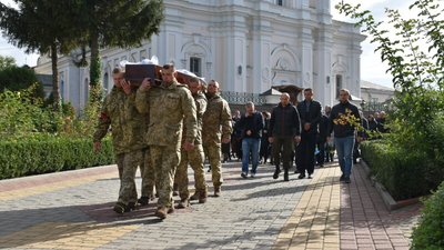 У Луцьку попрощалися з загиблим військовим Віталієм Пшитюком У Луцьку попрощалися з загиблим військовим Віталієм Пшитюком
