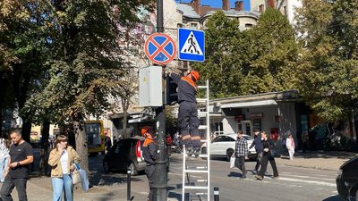 Встановлюють світлофор, організація руху, Чорновола, Січових стрільців, Франківськ