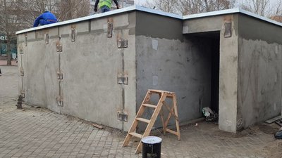 Новий об'єкт захисту. У Миколаєві біля зупинки громадського транспорту облаштовують укриття