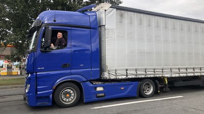 До КПП "Тиса" на українсько-угорському кордоні майже 9-кілометрова черга з фур