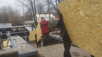 Люди приносять іграшки і квіти. Який вигляд має місце ракетного удару по Кривому Рогу Люди приносять іграшки і квіти. Який вигляд має місце ракетного удару по Кривому Рогу