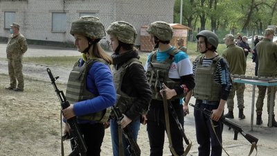У Полтаві одинадцятикласників навчали стріляти із автоматів
