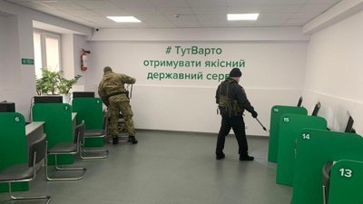 На Харківщині через повідомлення про вибухівку евакуювали понад 800 людей