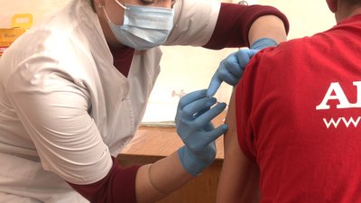 На Івано-Франківщині за тиждень проти COVID-19 медики вакцинували 2 281 людину