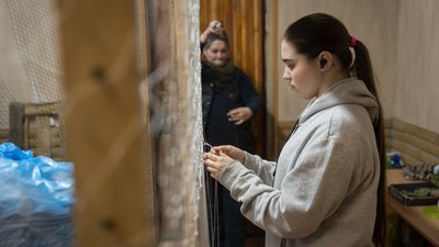 "Ми теж хочемо допомогти нашим ЗСУ": у Дніпрі діти плетуть маскувальні сітки на фронт "Ми теж хочемо допомогти нашим ЗСУ": у Дніпрі діти плетуть маскувальні сітки на фронт