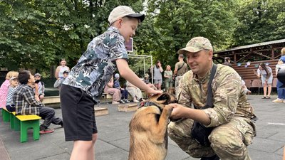 "Підіймають настрій і знімають стрес". У кропивницькому центрі реабілітації дітям допомагають собаки-терапевти "Підіймають настрій і знімають стрес". У кропивницькому центрі реабілітації дітям допомагають собаки-терапевти