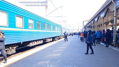Щодня з Кривого Рогу виїжджає три евакуаційні потяги. Яка ситуація на вокзалі