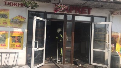 Під Вінницею горів торговий центр: гасили 20 рятувальників Під Вінницею горів торговий центр: гасили 20 рятувальників