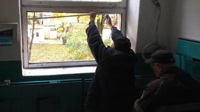Комунальники заміряють вікно, аби замінити пошкоджене скло, 30 жовтня 2023, Славутська громада Комунальники заміряють вікно, аби замінити пошкоджене скло, 30 жовтня 2023, Славутська громада