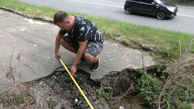 Історія однієї ями: як у Рівному "побороли" дірку посеред тротуару